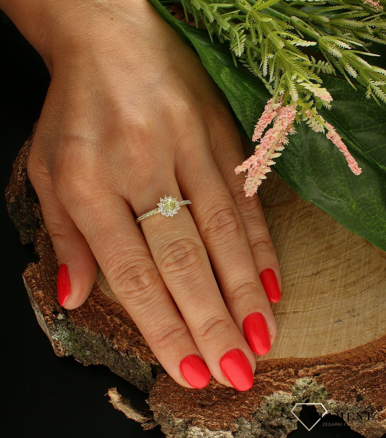 Złoty pierścionek 333 z oliwinem i cyrkoniami  PI 6053. Pierścionek został wykonany z najwyższej jakości złota próby 333. Waga pierścionka wynosi około 1,86 gram. Pierścionek został ozdobiony kamieniami naturalnymi o modnym u (1).jpg